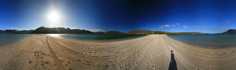 Strand Camp bei El Requeson von der Verbindung bei Ebbe zur Insel